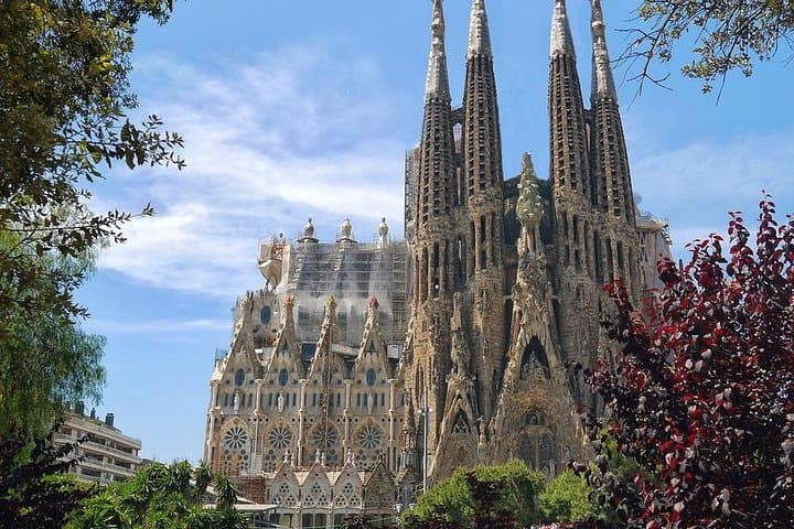 Barcelona Highlights Private Tour with Driver and Official Guide