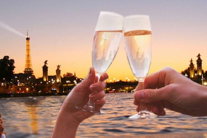 Paris: Seine River Sightseeing Evening Cruise with Champagne