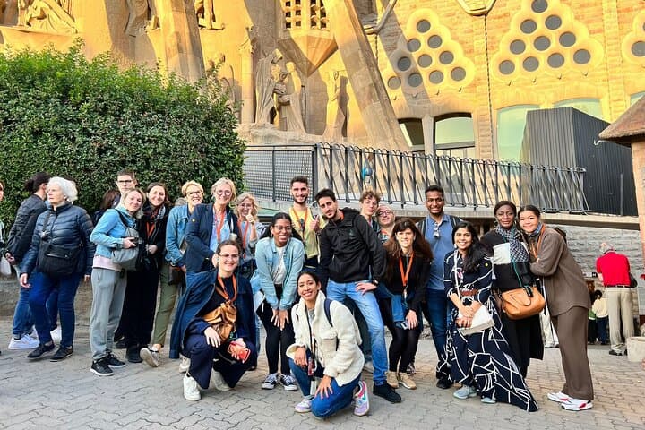 Sagrada Familia English Guided Tour & Optional Tower Access 