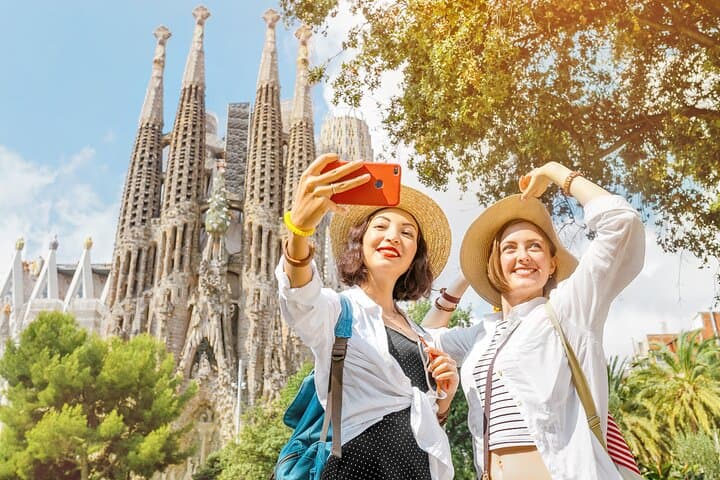 Barcelona: Sagrada Familia Guided Tour with Fast Track Access