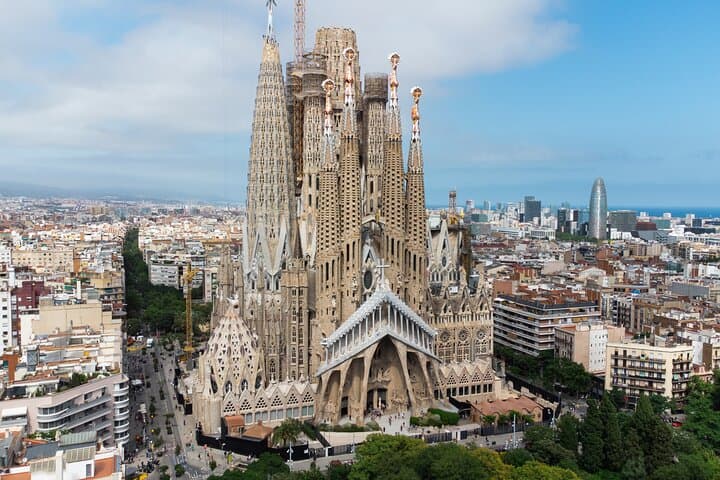 Combo: Skip the Line Sagrada Familia & Park Guell Guided Tour