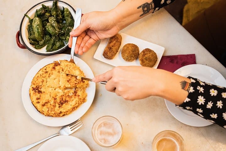 Barcelona Food Tour: Tapas, Drinks and Delights with a Local