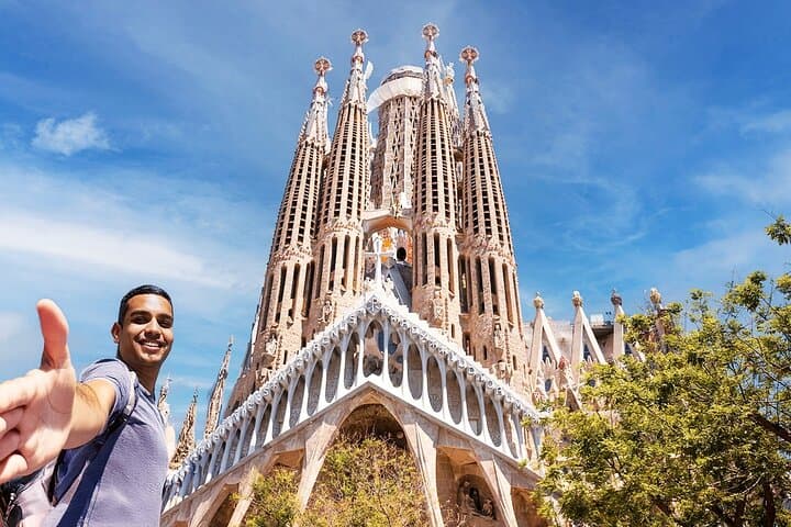 Fast Track: Sagrada Familia Guided Tour 