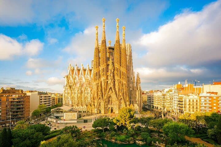 Barcelona: Sagrada Familia: Priority Access & Guided Tour