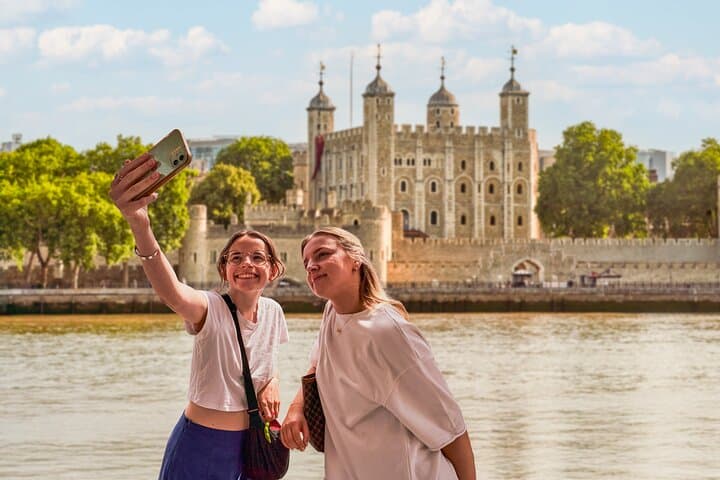 Tower of London: Guided Tour with Thames River Cruise