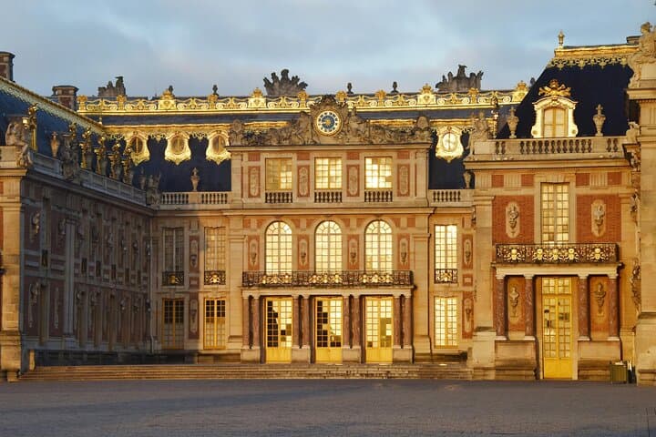 Versailles Guided Tour of the Palace with Gardens and Trianon