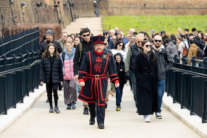 Tower of London & Crown Jewels Tour with Beefeater Meet & Greet